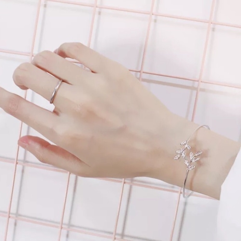 🔴𝟭𝟬/$𝟮𝟱🔴NEW 2 Leaf Simple Delicate Floral Cuff - Picture 3 of 11